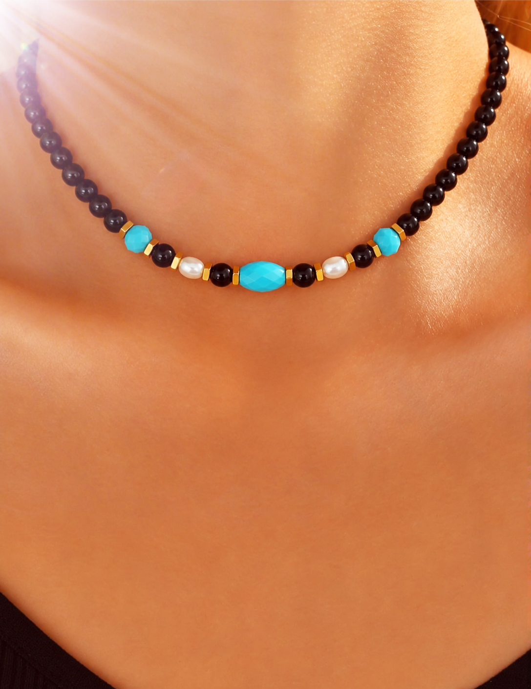 Collar de cristales negros y celeste