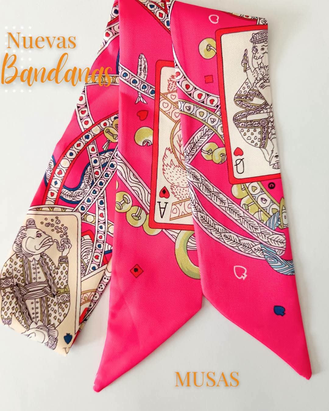 Pañuelo de seda estampado.